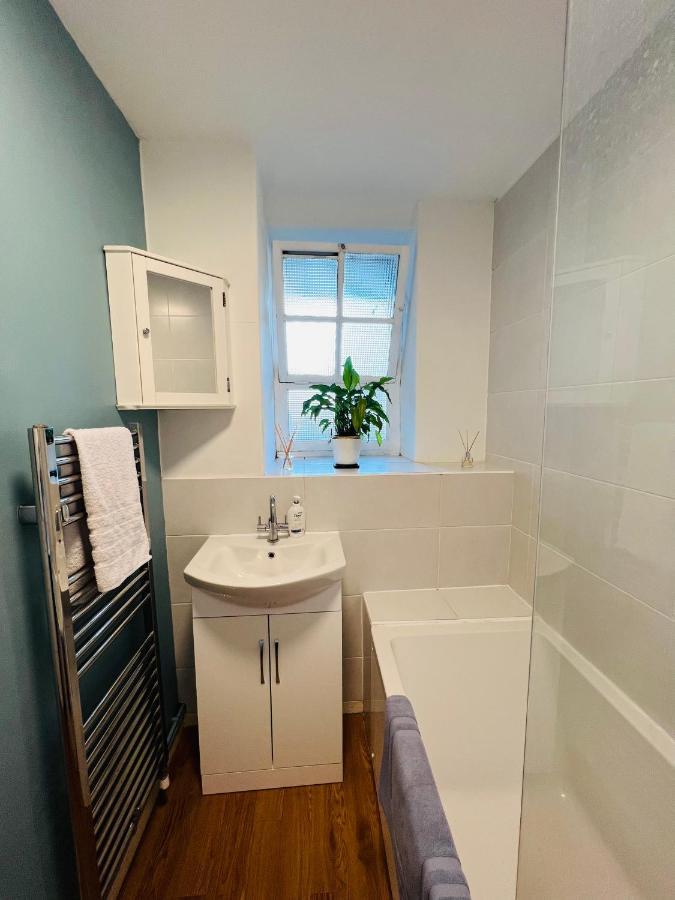 Cosy Bedroom Near Oval Station - Shared Bathroom Homestay London