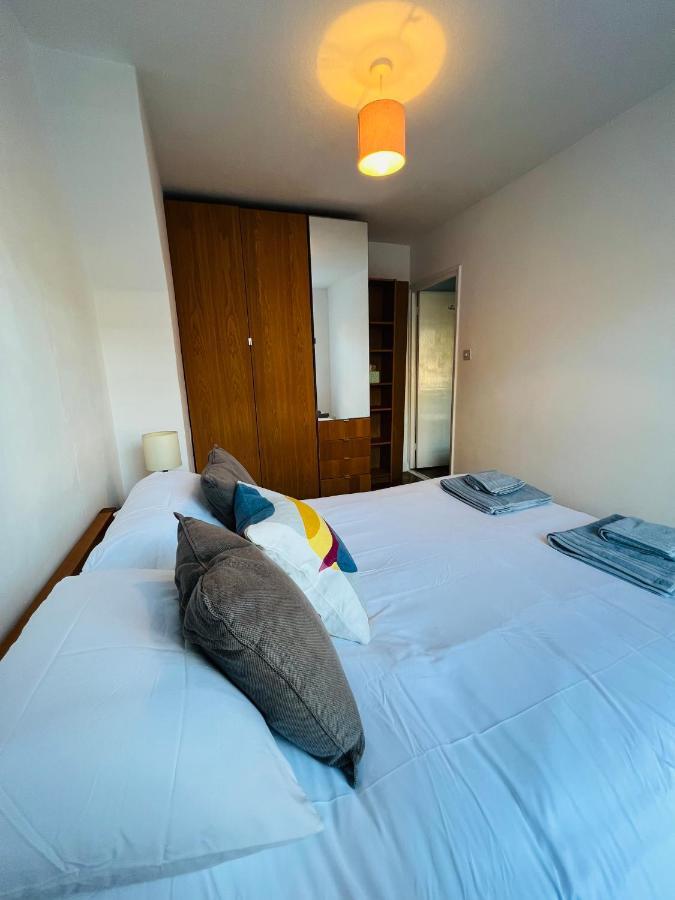 Cosy Bedroom Near Oval Station - Shared Bathroom Homestay