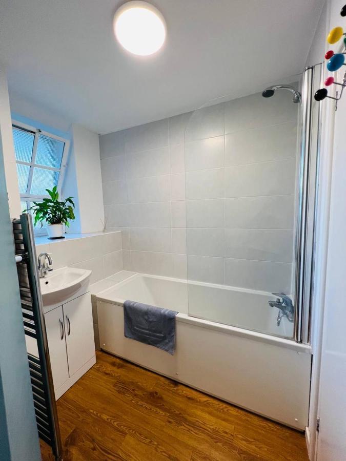 Homestay Cosy Bedroom Near Oval Station - Shared Bathroom London